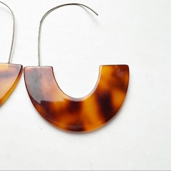 LIGHTWEIGHT Tortoiseshell Resin and Metal Earrings - Picture 4 of 7
